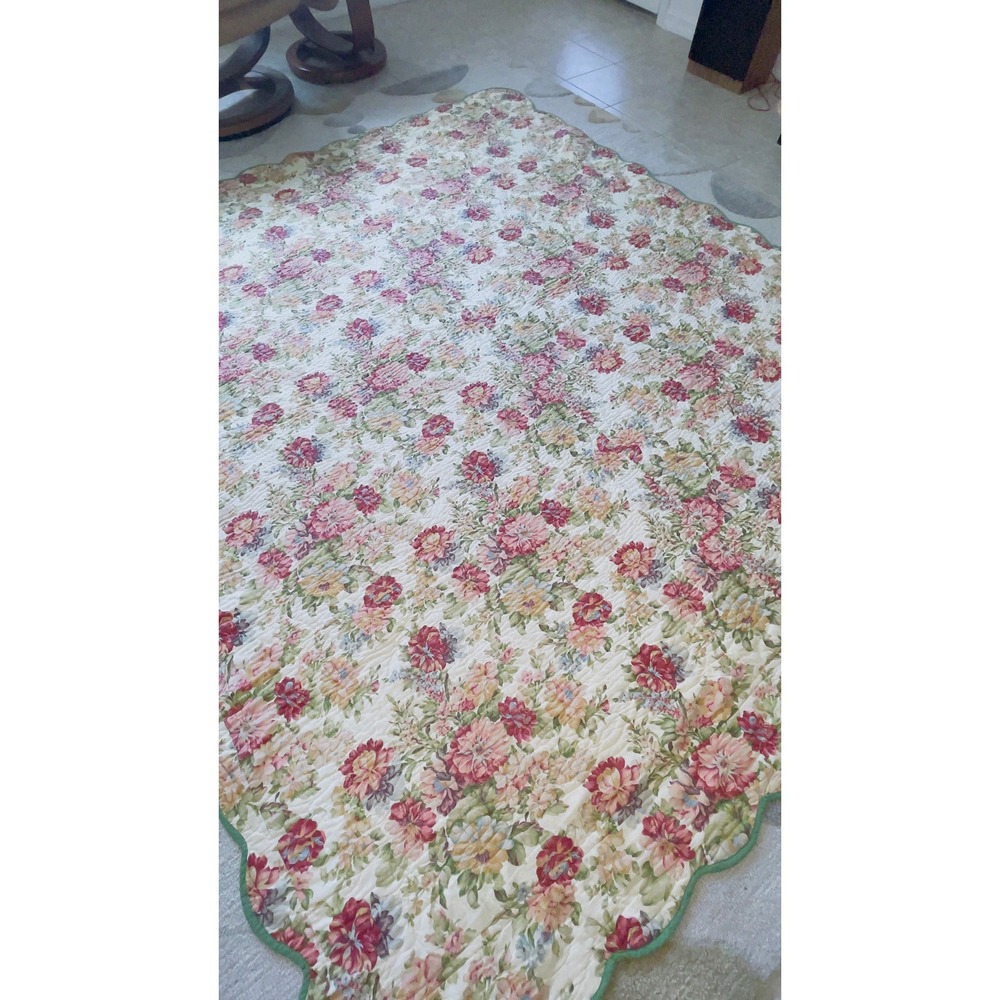 VTG Floral & Reversible Wedding Ring Scalloped Bedspread Quilt 102x83 Multicolor